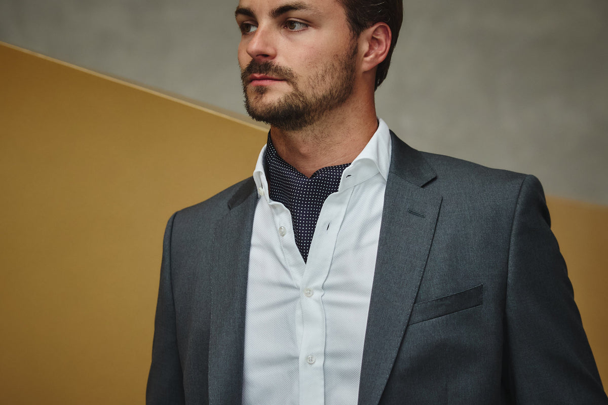 Mann med ascot-slips